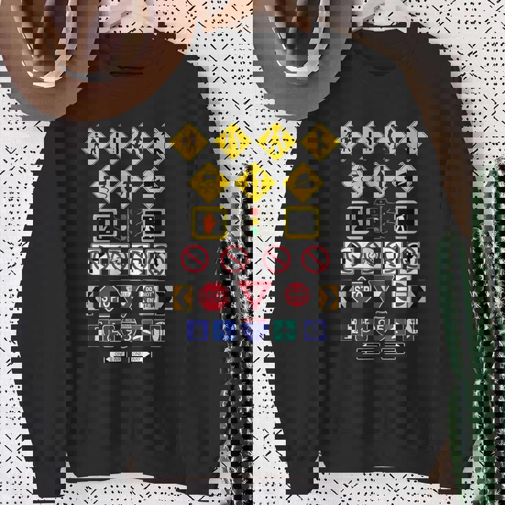 道路標識、警告標識 スウェットシャツ 年配の女性への贈り物