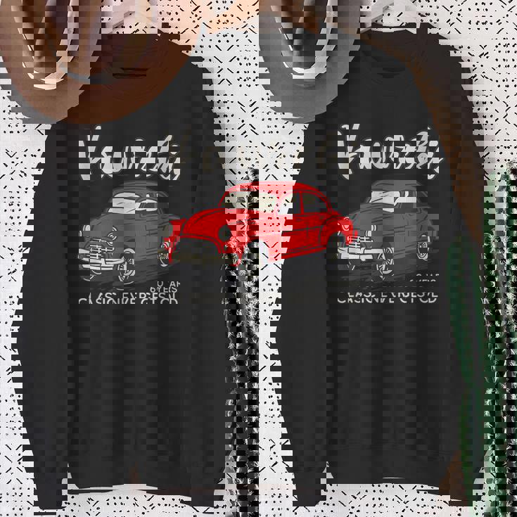 還暦祝い 車好き 父 男性 レトロ クラシックカー60歳 Classic Never Gets Old スウェットシャツ 年配の女性への贈り物