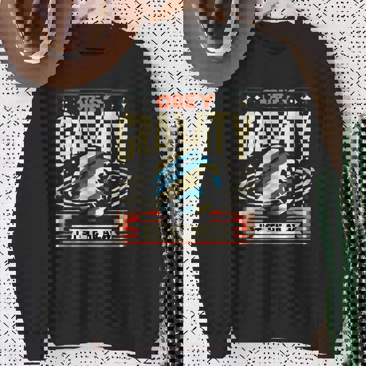 重力に従いなさい、それが法です Obey Gravity It's The Law スウェットシャツ 年配の女性への贈り物