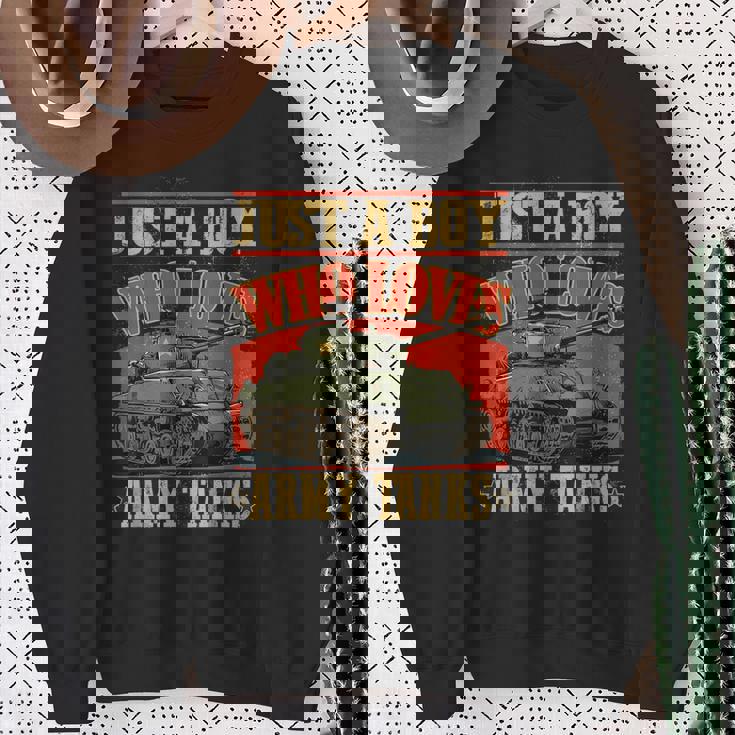 陸軍戦車が大好きな少年第二次世界大戦のシャーマン戦車 スウェットシャツ 年配の女性への贈り物