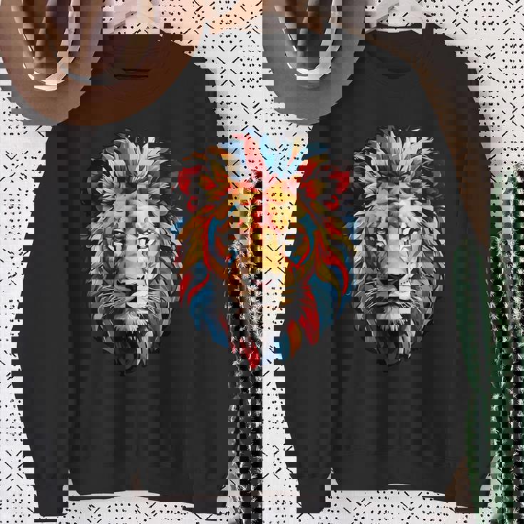 雄大なライオンヘッド 赤、黄、青の芸術的なたてがみ スウェットシャツ 年配の女性への贈り物