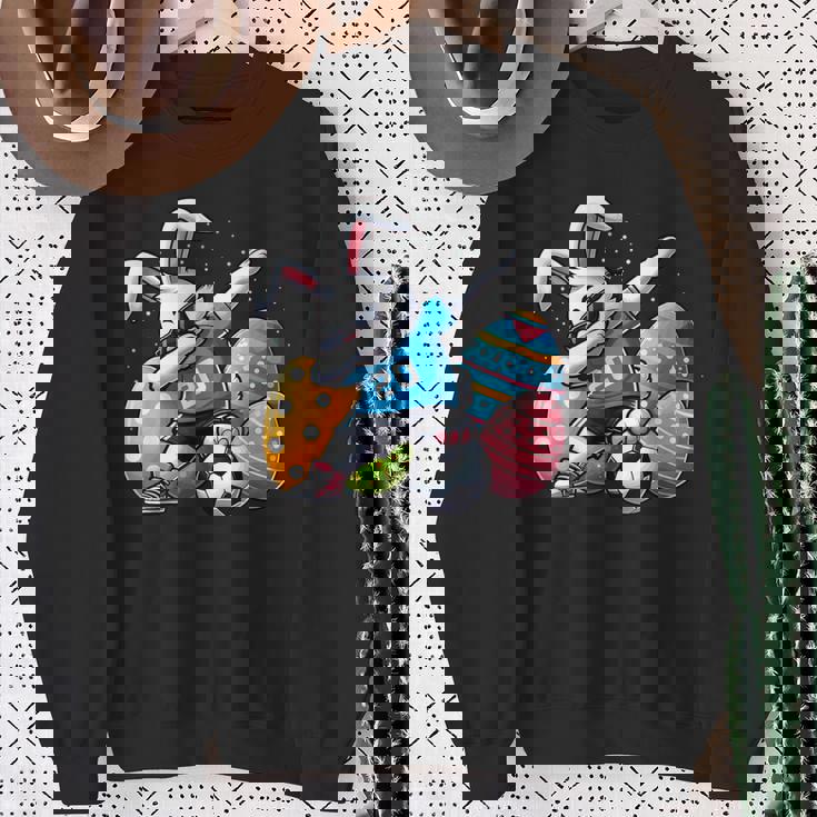 面白いイースターバニーとサッカーボールで軽くたたくイースターバニー。 スウェットシャツ 年配の女性への贈り物