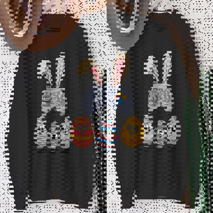 面白いイースタービデオゲームコントローラーと卵 スウェットシャツ 年配の女性への贈り物