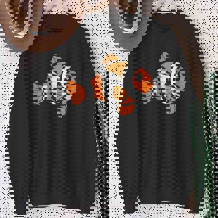 面白いカクレクマノミ シンプルで小さいかわいいカクレクマノミ スウェットシャツ 年配の女性への贈り物