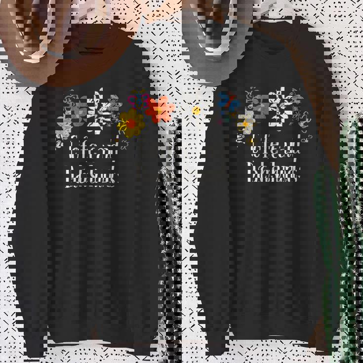 面白いコーヒーとダックスフントの花を言う スウェットシャツ 年配の女性への贈り物