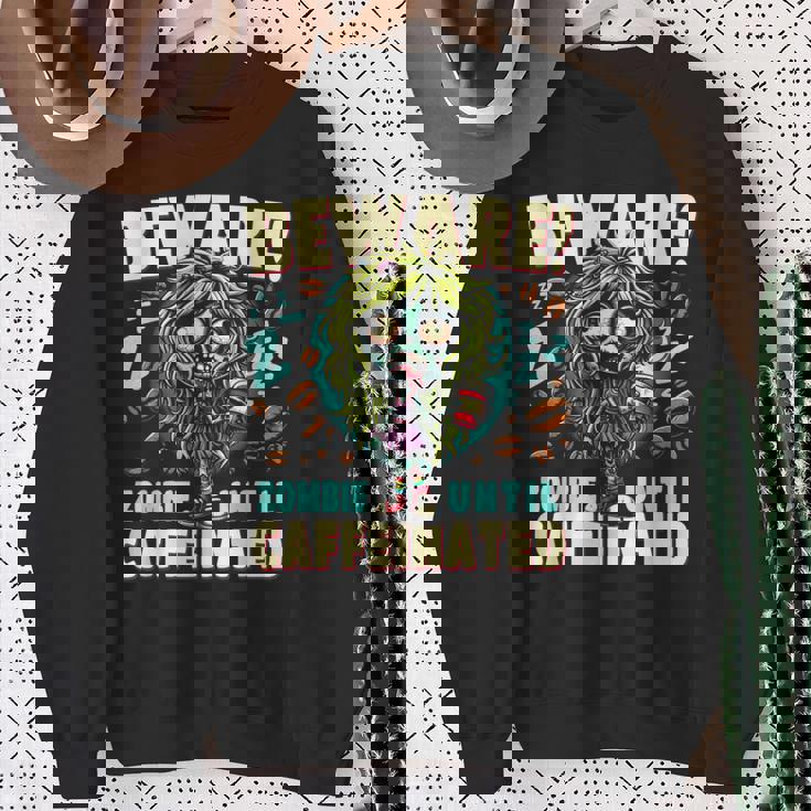 面白いコーヒーゾンビガール、カフェインが入るまでゾンビに注意 スウェットシャツ 年配の女性への贈り物