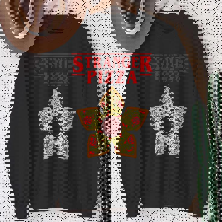 面白いストレンジャー・ピザ・シングス スウェットシャツ 年配の女性への贈り物