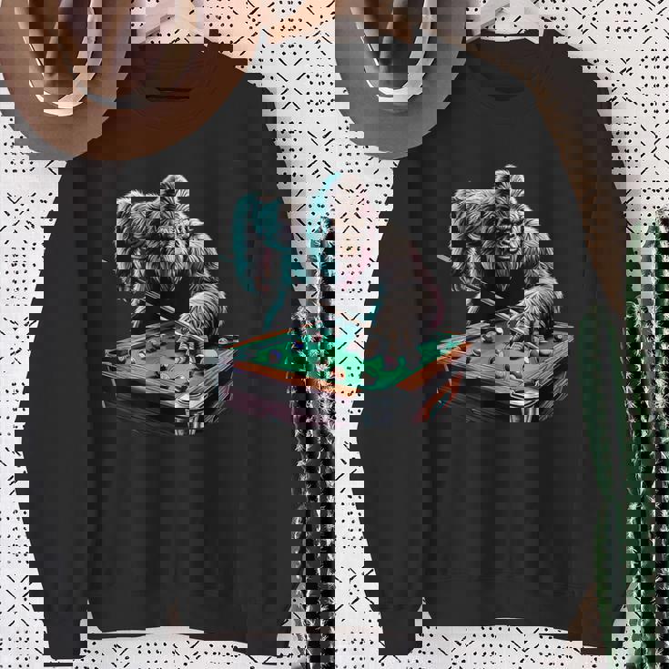 面白いビッグフットサスカッチ ビリヤード プールプレーヤー 男性 男の子 スウェットシャツ 年配の女性への贈り物