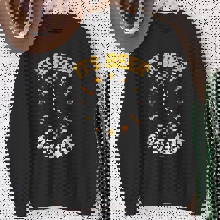 面白いビールoクロックティー。ナショナルビールデー、父の日に。 スウェットシャツ 年配の女性への贈り物