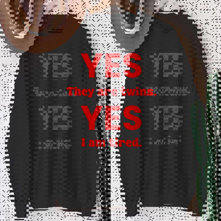 面白い双子子育てはい双子ですはい私は疲れています スウェットシャツ 年配の女性への贈り物