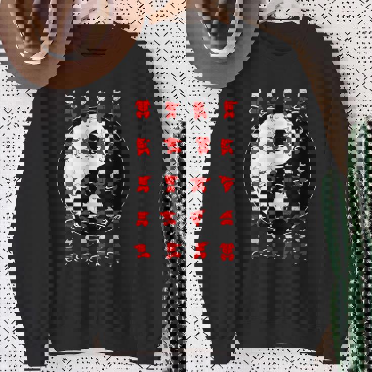 面白い太極拳猫が陰陽のデザインを動かす スウェットシャツ 年配の女性への贈り物