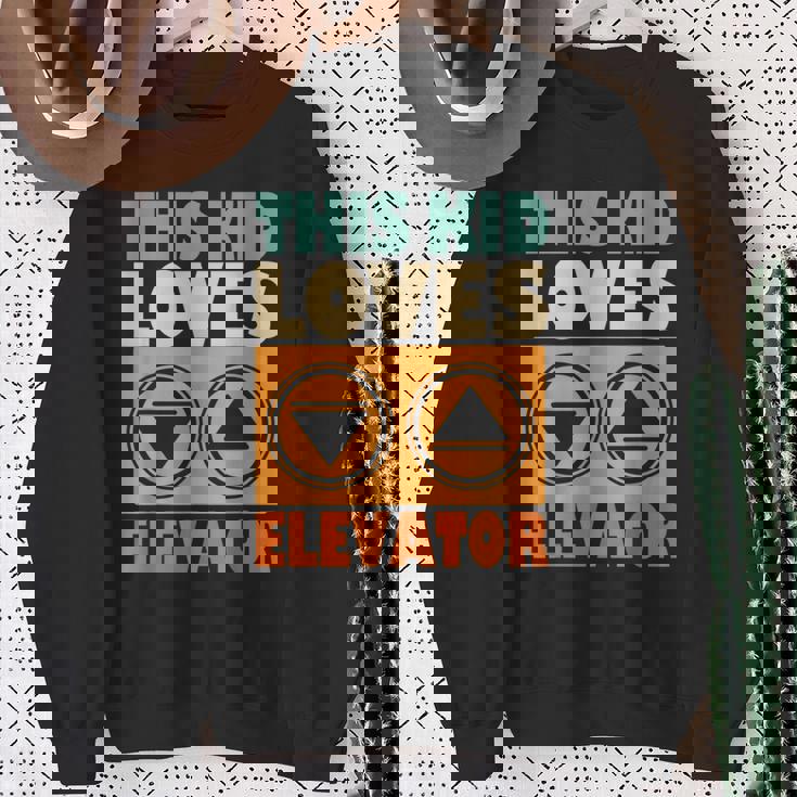 面白い引用エレベーター This Kid Loves Elevator Elevator Loves Elevator スウェットシャツ 年配の女性への贈り物