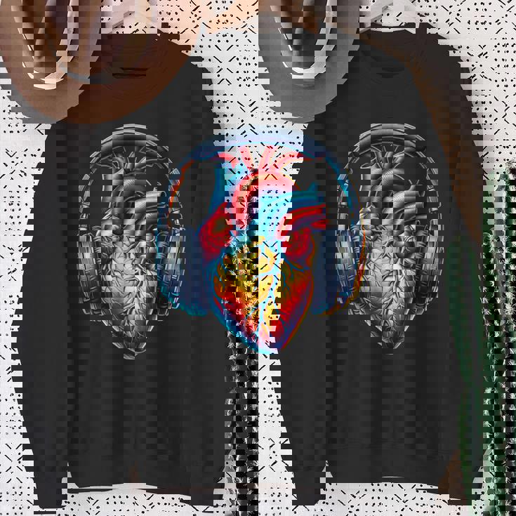 音楽解剖学的ハートとヘッドフォンdjミュージックグラフィック スウェットシャツ 年配の女性への贈り物