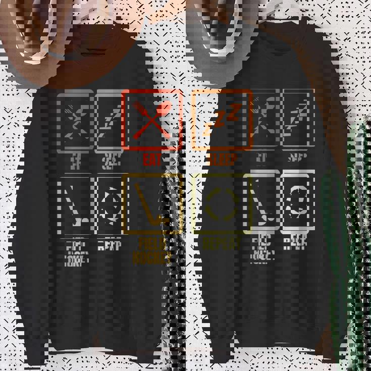 食べる寝るフィールドホッケーの繰り返し スウェットシャツ 年配の女性への贈り物