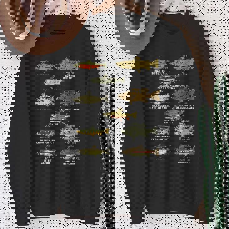 魚の種のトラウトのサーモンのバス釣りの漁師のアングラーのギフト スウェットシャツ 年配の女性への贈り物