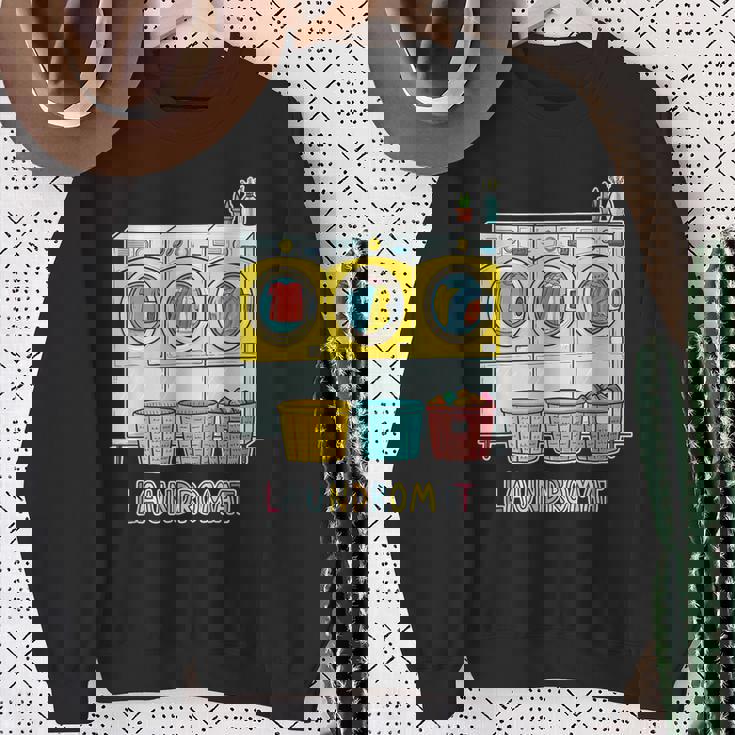 鮮やかでカラフルなコインランドリーテーマ カジュアル スウェットシャツ 年配の女性への贈り物