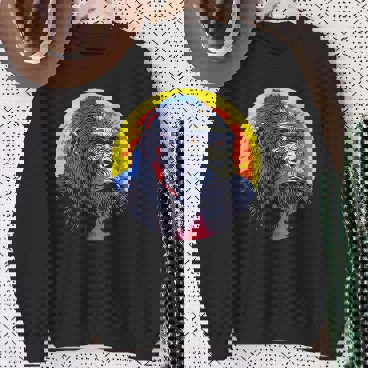 鮮やかなゴリラのイラスト、大胆な色。 スウェットシャツ 年配の女性への贈り物