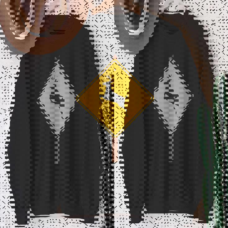 鹿を渡る道路標識コスチューム スウェットシャツ 年配の女性への贈り物