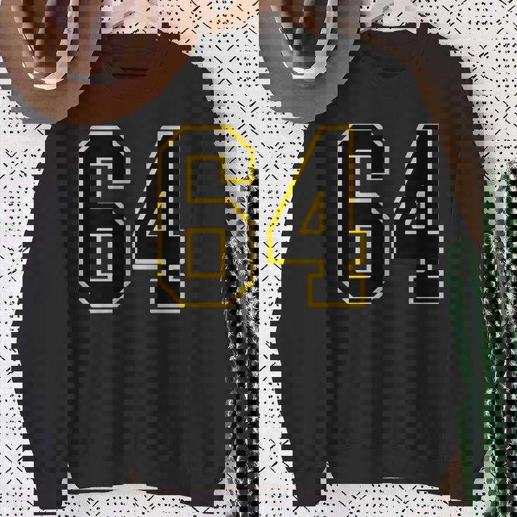 黒と黄色のカレッジスポーツスタイルの64番。 スウェットシャツ 年配の女性への贈り物