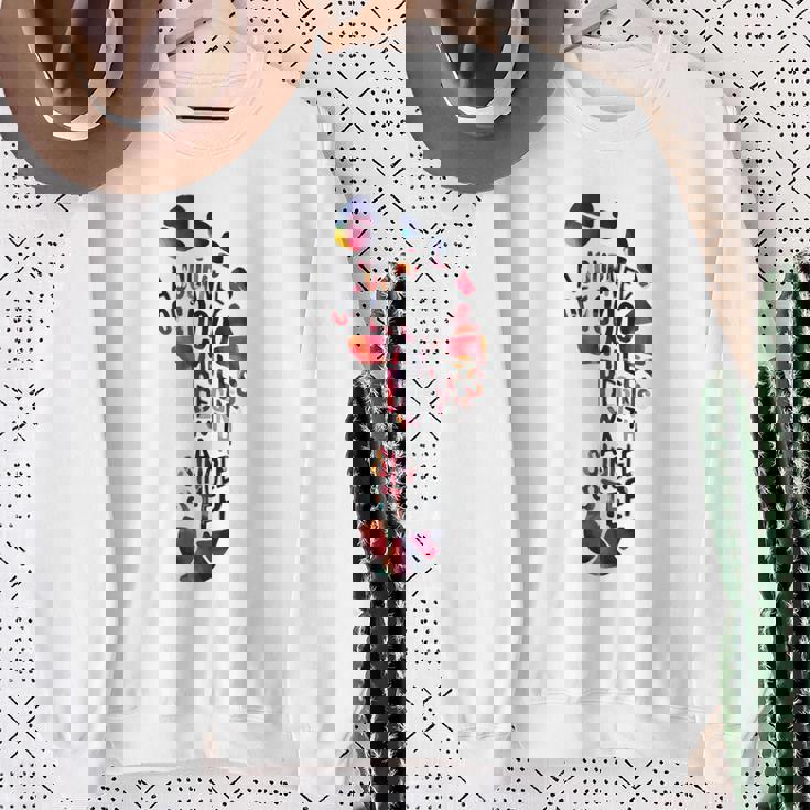 1000マイルの旅は一歩で始まる。 スウェットシャツ 年配の女性への贈り物