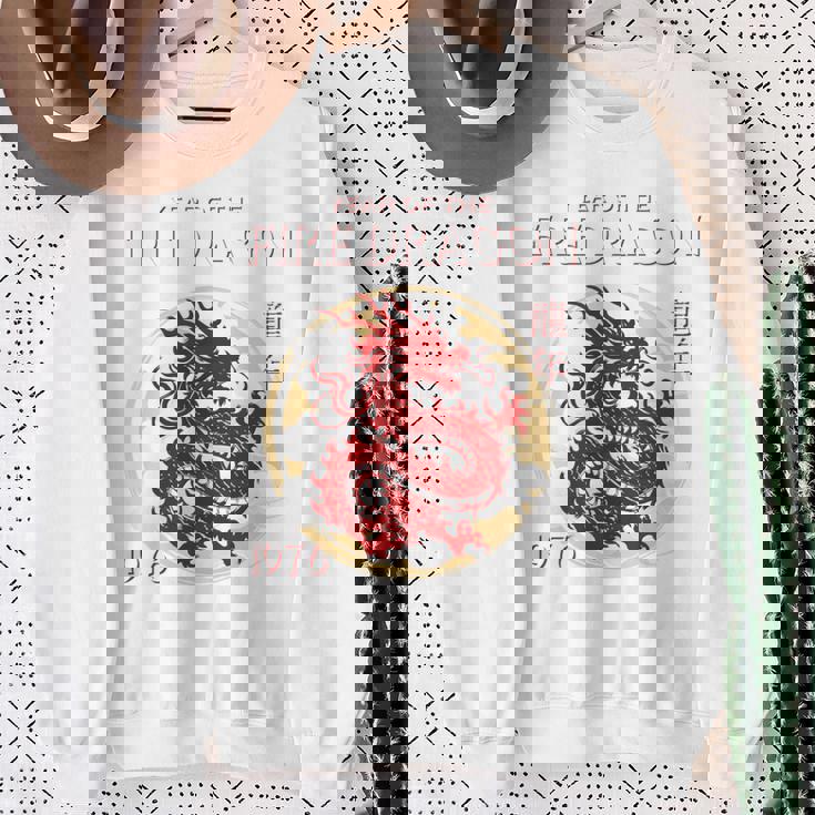 1976年 龍の年 誕生日 1976年 チャイニーズファイアードラゴン 長袖tシャツ スウェットシャツ 年配の女性への贈り物