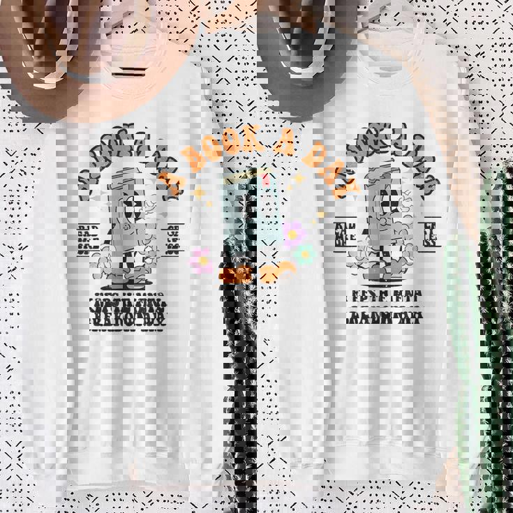 A Book A Day Keep The Mental Breakdown Away Book Lovers スウェットシャツ 年配の女性への贈り物