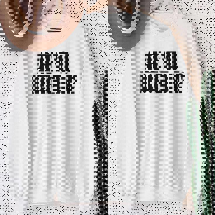 Are You Locked In モチベーションを高めるオールキャップブラックテキストデザイン スウェットシャツ 年配の女性への贈り物