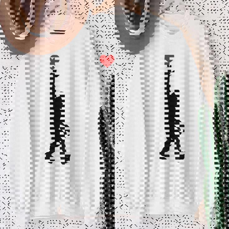 Asl Bigfoot I Love Youign Language Bigfoot I Love You Asl スウェットシャツ 年配の女性への贈り物