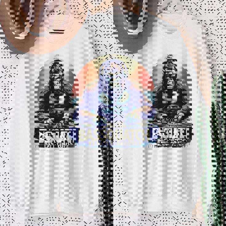 Bassquatch 音楽愛好家のためのサスカッチdjデザイン スウェットシャツ 年配の女性への贈り物