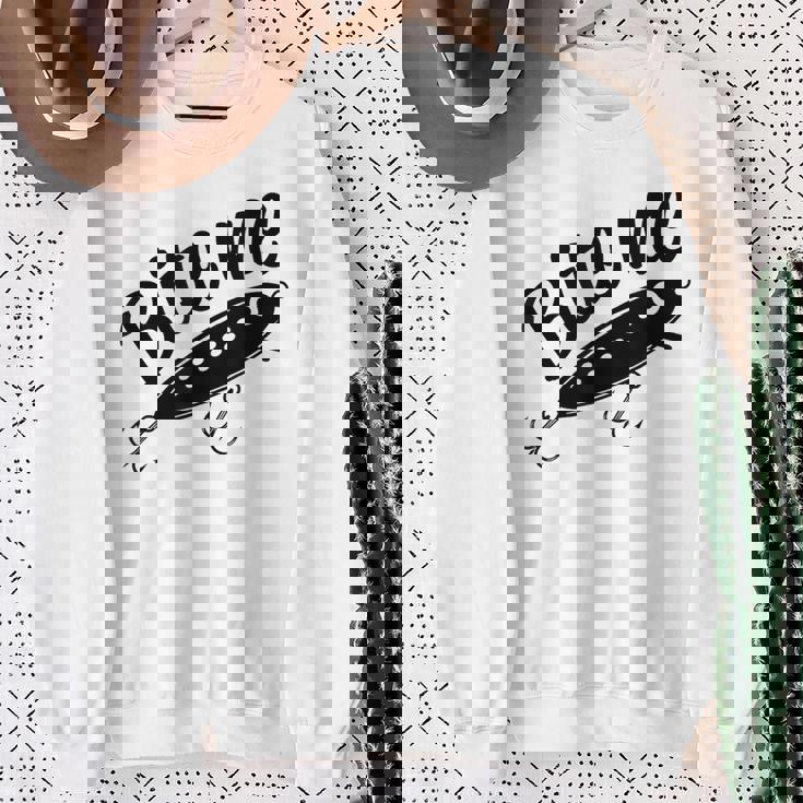 Bite Me 面白いフィッシャーマンフィッシングルアー スウェットシャツ 年配の女性への贈り物