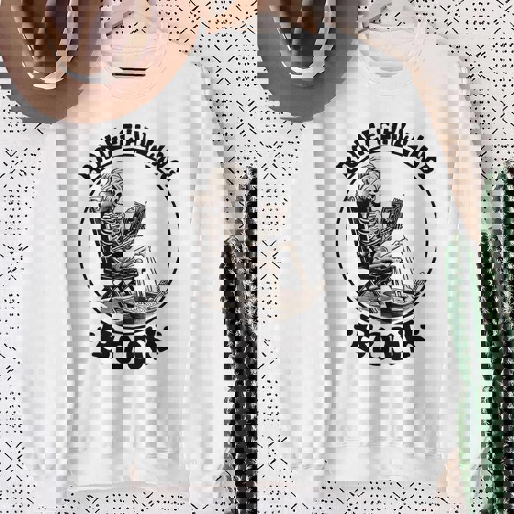 Bone-Chilling 本 スケルトン 読書 ブックワームブックラバーズ 長袖tシャツ スウェットシャツ 年配の女性への贈り物