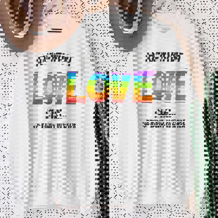 Celebrating Love Lgbtq ゲイプライドグッズ レズビアンレインボー スウェットシャツ 年配の女性への贈り物