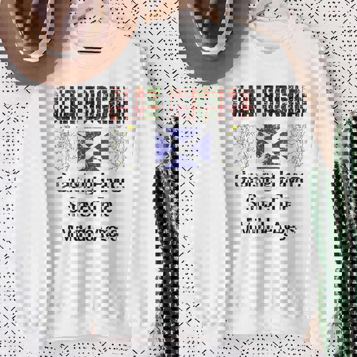 Clan Buchan Tartancottish Family Namecotland Pride スウェットシャツ 年配の女性への贈り物