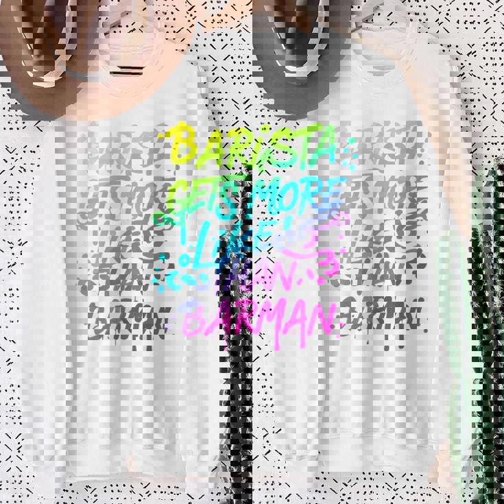 Cool Barista Gets More Likes Than Barman、バリスタ、バーマンより 長袖tシャツ スウェットシャツ 年配の女性への贈り物