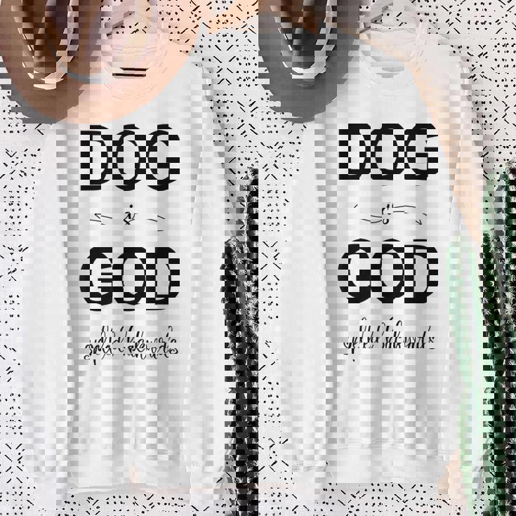 Dog Is Godpelled Backwards-面白い犬の言葉 スウェットシャツ 年配の女性への贈り物