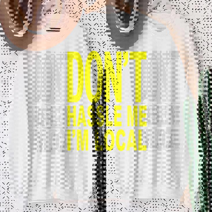 Don't Hassle Me I'm Local Fromurf ドキュメンタリー映画 スウェットシャツ 年配の女性への贈り物