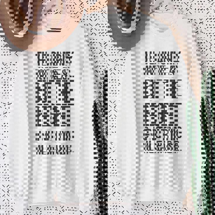 Easy Journeys Regret ジム、ハッスル、成功、モチベーションアップ スウェットシャツ 年配の女性への贈り物