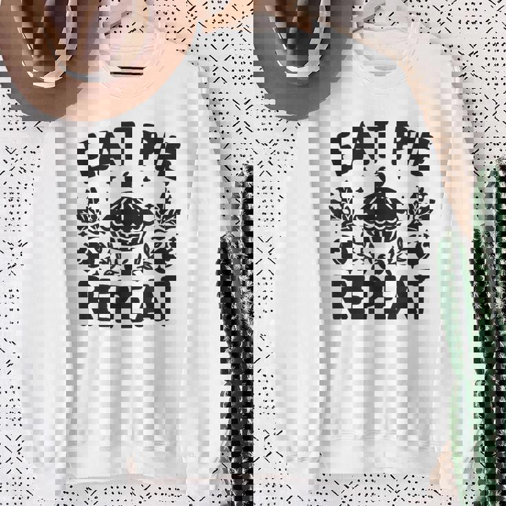 Eat Pie Repeat 面白い感謝祭のユーモア スウェットシャツ 年配の女性への贈り物