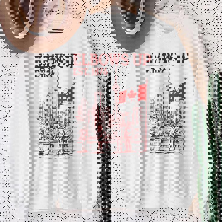 Elbows Up Canada Est 1867 カナダ国旗 カナダ地図 カナダ スウェットシャツ 年配の女性への贈り物