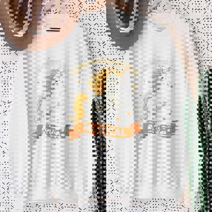 Empowered Adhd Warrior Unicorn Neurodiversity Pride 長袖tシャツ スウェットシャツ 年配の女性への贈り物