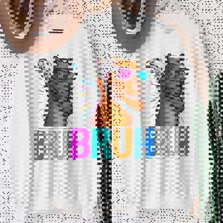 Capybara Gamer Meme Cool Gaming Humor Animal Lover 長袖tシャツ スウェットシャツ 年配の女性への贈り物