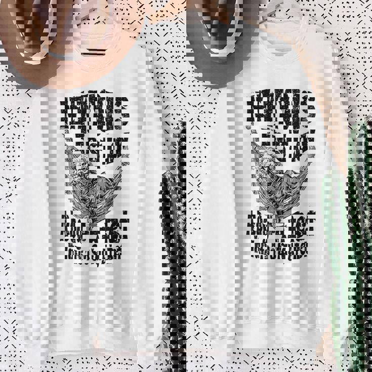 Physics ニュートンの第一法則体 安静時科学 スウェットシャツ 年配の女性への贈り物