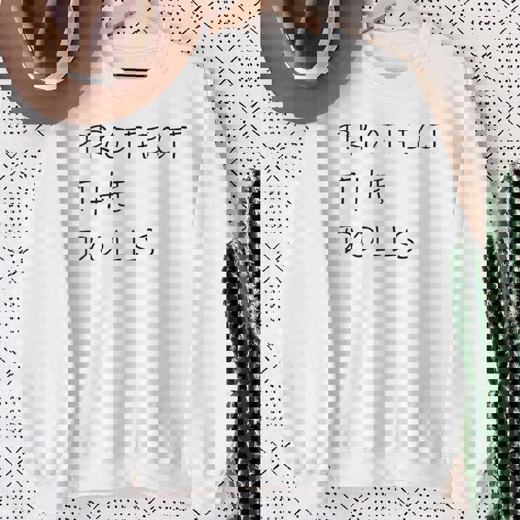 Protect The Dolls。 スウェットシャツ 年配の女性への贈り物