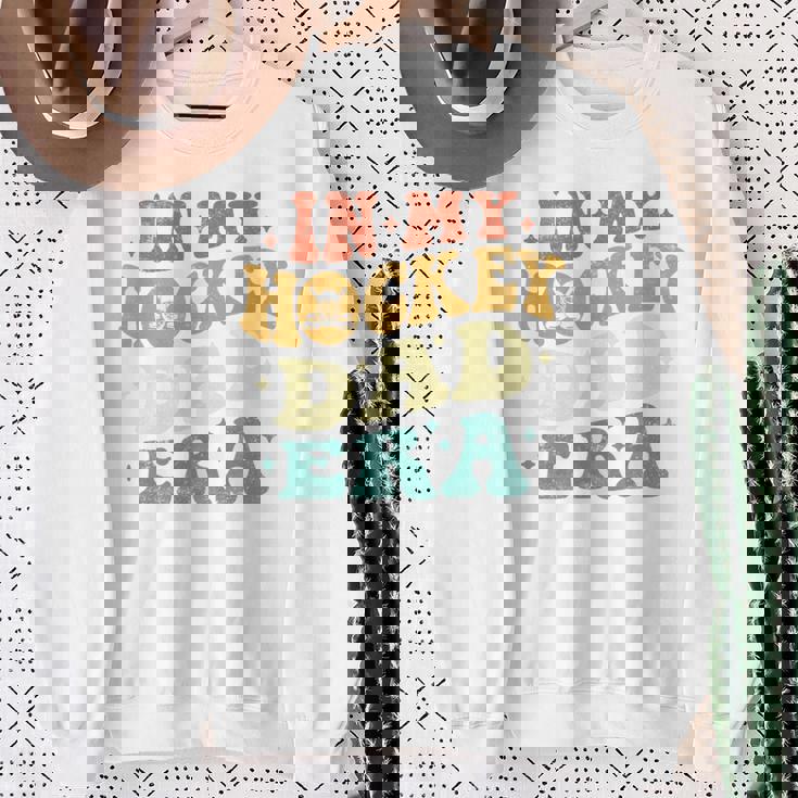 In My Hockey Dad Era ファニーホッケーお父さん ヴィンテージ 父の日 長袖tシャツ スウェットシャツ 年配の女性への贈り物