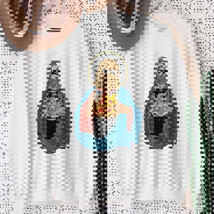 Jesus Holding A Pizza 長袖tシャツ スウェットシャツ 年配の女性への贈り物