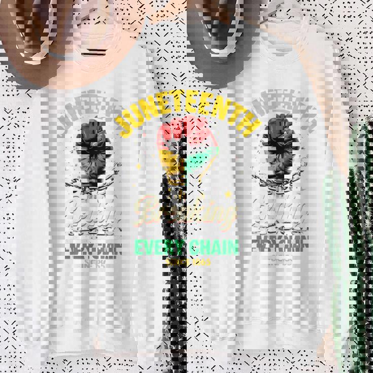 Junenth Breaking Every Chainince 1865 Fist Pride 長袖tシャツ スウェットシャツ 年配の女性への贈り物