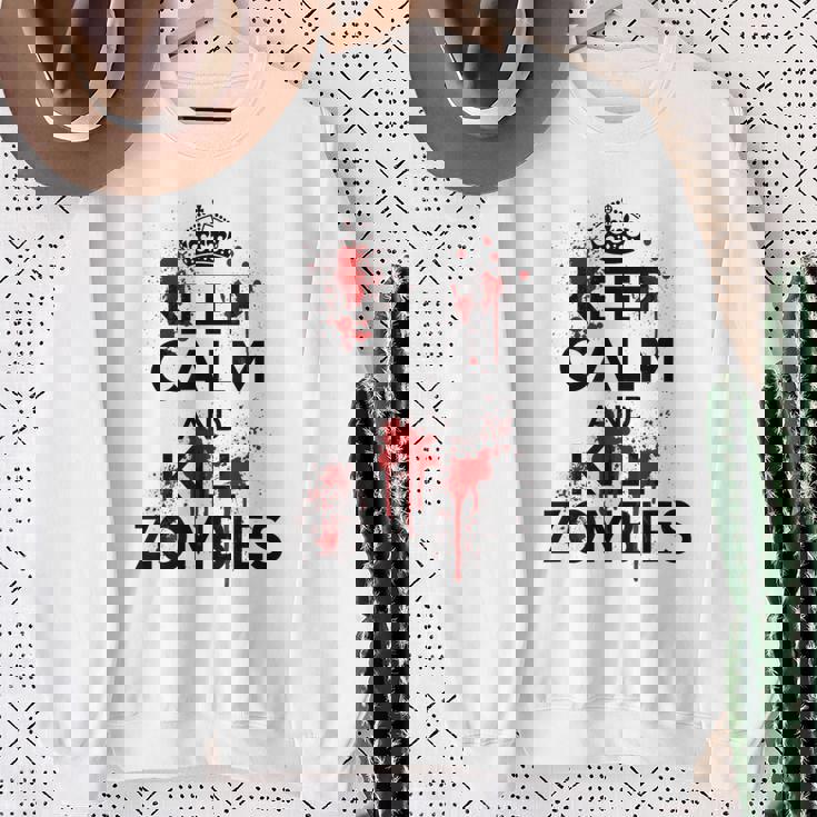 Keep Calm And Kill Zombies Carry Bloodplatter On スウェットシャツ 年配の女性への贈り物