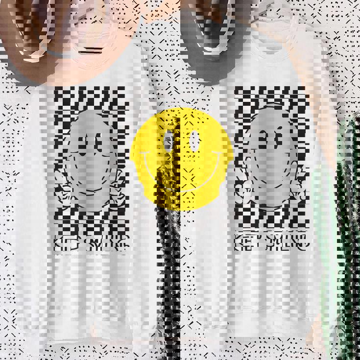 Keepmiling キュート 黄色 幸せ 平和 笑顔 ポジティブ スウェットシャツ 年配の女性への贈り物