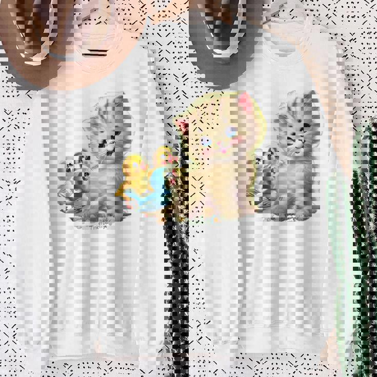 Kitten With Happy Little Birds スウェットシャツ 年配の女性への贈り物