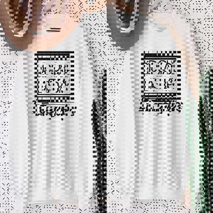 Last Day サイン入り 卒業 3年生 記念品 スウェットシャツ 年配の女性への贈り物